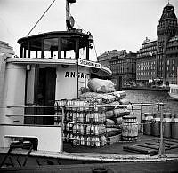 En skärgårdsbåt ligger vid Nybrohamnen. Skylten säger Stockholm Möja.