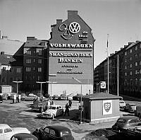 Bensinstation med pumpar och bilar i kvarteret Kroken.
Till höger Rutger Fuchs gata. Fotografen stod på Bohusgatan.