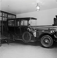 Interiör från garaget med Hallwyls bil, Hallwylska palatset, Hamngatan 4.