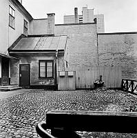 Bakgården till Sankt Eriks katolska domkyrka på Folkungagatan 46. Vy söderut med Statteskrapan i fonden.