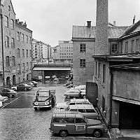 Gården till Götgatan 68, vy västerut. I fonden skymtar Åsögatan.