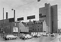 Södergatan (Söderleden), vy söderut mot Skatteskrapan. I bildens mitt syns verkstadsbyggnaden vid Åsögatan 105-109.