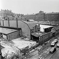 Utsikt västerut över resterande byggnader från f.d. Hamburgerbryggeriet i kvarteret Riddarsporren. I fonden till höger syns Norrtulls sjukhus vid Frejgatan. Vy från Hagagatan 12.