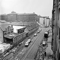 Utsikt mot nordväst över Hagagatan och resterande byggnader från Hamburgerbryggeriet i kvarteret Riddarsporren. I fonden syns Norrtulls sjukhus vid Frejgatan. Vy från Hagagatan 12.