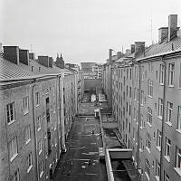 Utsikt söderut från Frejgatan 55 över gårdar och bakgårdar i kvarteret Nejlikan. I fonden skymtar Stadsbiblioteket.