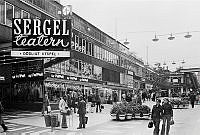 Sergelgatan norrut mot Hötorget. Till vänster ingången till Sergelgången.