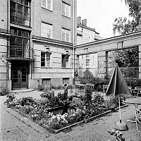 Inre delen av förgården till Stiftelsen Isaak Hirch´s minne på Igeldammsgatan 2-8.