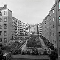 Gårdsutsikt österut i kvarteret Spettet från Lignagatan 3. Husen till höger ligger vid Hornsgatan.