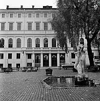 Mosebacke Torg norrut mot Södra Teatern och skulpturen 