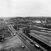 Utsikt västerut över Norra stationsområdet från Norra Stationsgatan 63-65. I fonden syns Solnabron.