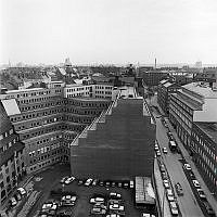 Vy söderut över kvarteret Härden från Norra Stationsgatan 63-65. Till höger syns Hälsingegatan.