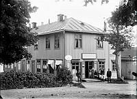 Furusund. Några människor utanför M.A. Lindbergs diversehandel med telegrafstation och rikstelefon.  