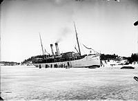 Ombordstigning på S/S Bore från isen i Furusundsleden. Båten är lastad med post och gods från Finland.