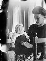 Mor och dotter. Fru Maria Johansson med sin förstfödda dotter Dagny, född 1908 i Furusund.