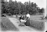 Fru Maria Johansson med barnvagn.