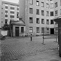 Gården till Roslagsgatan 42. Huset i bakgrunden hör till Ingemarsgatan 5.