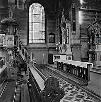 Interiör från Sankt Eriks katolska domkyrka med predikstolen till vänster och altaret till höger.