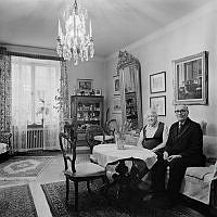 Vice värdparet Elin och Johan Grönberg i sitt vardagsrum på Frejgatan 53