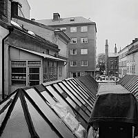 Vy söderut mot Kapellgränd från taket till verkstadshusen på Högbergsgatan 32
