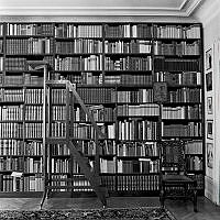 Detalj av bokhylllor i bibliotek i vardagsrum på Grev Turegatan 76, 78.