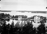 Lilla Furusund vid Båklarhamnen med Isola Bella i bakgrunden.