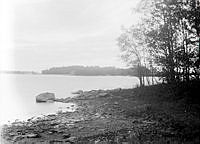 Strand , från udden mellan Hangarviken och Skräpet.