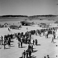 Bromma flygfält. Flygplan på landningsbanor. Besök från Tyskland.