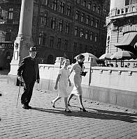 Nybroplan vid Dramaten och Nybrogatans mynning. Uteservering framför Dramaten. Promenerande människor.