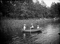 Två kvinnor och ett barn i en roddbåt vid Ekudden.