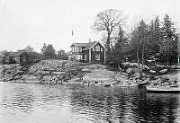 Ett trähus i skärgården. Här bodde tullaren Nils Lindgren med sin fru Carolina. De kom att bli Astrid Lindgrens svärföräldrar när hon år 1931 gifte sig med Sture Lindgren.