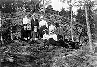 Gruppbild med nio människor på en bergknalle.