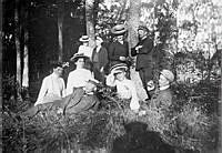Gruppbild  i en skogsbacke.