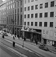 Kungsgatan vid biografen Saga, Kungsgatan 24, från Regeringsgatans viadukt. Filmen 