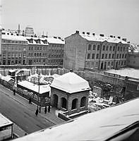 Utsikt från taket på Kungsgatan 27 över Regeringsgatan och kvarteret Kåkenhusen med skolagård, mot Brunnsgatan och kvarteret Österbotten.
