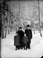 Familjeporträtt i snö. Adolf Fredrik Freese, hustrun Anna Katarina, född Tunek, dottern Ragnhild och sonen Harald Fredrik.