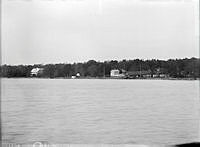 Strand med hus i Furusund. Vy från Yxlan.