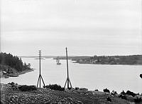 Furusundsleden, från Kasberget med labyrinten och telefonstolparna i förgrunden.