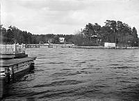 Furusund. Täckholmen med bryggor.