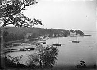 Ålandsviken med hus och bryggor.