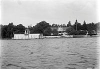 Skärgårdsmiljö. Ett badhus vid stranden.