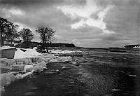 Skärgårdslandskap i vinterskrud. Stranden nedanför Tullhuset.