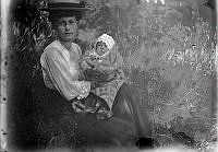 Fotografens hustru Maria med dottern Dagny född 1908.