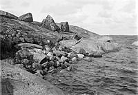 Stenig strand i skärgården.