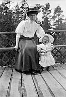 Maria Johansson sitter på en bänk med dottern Dagny född 1908. Vid Monte Bello.