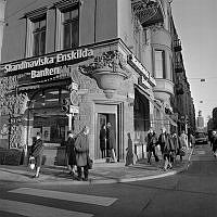 Gatuvy österut vid hörnan Scheelegatan 2 och Hantverkargatan 24. Hantverkargatan till höger med Stadshuset i fonden.