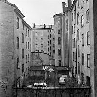 Gårdsutsikt västerut inom kvarteret Valnöten från Scheelegatan 5 mot Agnegatan 28 med gathusen vid Bergsgatan till höger.