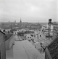 Vy norrut från Klevgränd 6 över Slussen mot Gamla stan med Katarinahissen till höger.