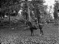 Schuberts dotter till häst, rider damsadel.