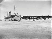 Ombordstigning på ångfartyg från Furusundsledens is. 