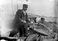Hjalmar Öhman och hunden Roy i fören på en båt.